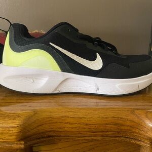 Women’s Nike tennis shoes